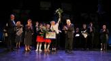 Przedstawiciele laureatów Festiwalu Pieśni o Morzu w Wejherowie na scenie Filharmonii Kaszubskiej