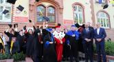 Radość z ukończonych studiów z dyplomem magistra