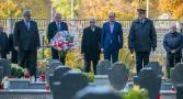 Kwiaty na grobach patriotów i żołnierzy