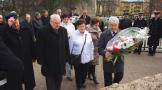 Kwiaty na grobach poległych żołnierzy 