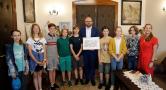 Uczniowie szkoły społecznej w odwiedzinach w Ratuszu Miejskim 