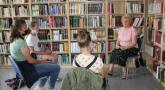 Młodzież rozmawiała z seniorami w bibliotece o książkach