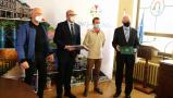 Przedstawiciele władz miasta wraz  z Marcinem Chabowskiem oraz Bartłomiejem Szrederem