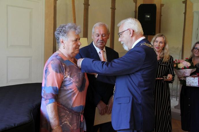 Małżonkowie jubilaci uhonorowani medalami w pałacu