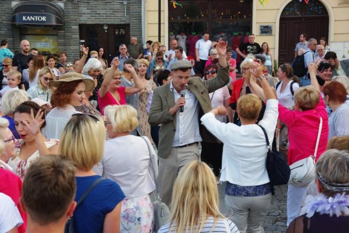 Taneczna zabawa z Teatrem „Pijana Sypialnia”