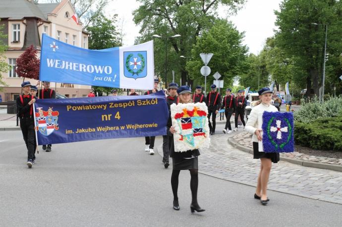Młodzież z samochodówki paradą uczciła święto miasta