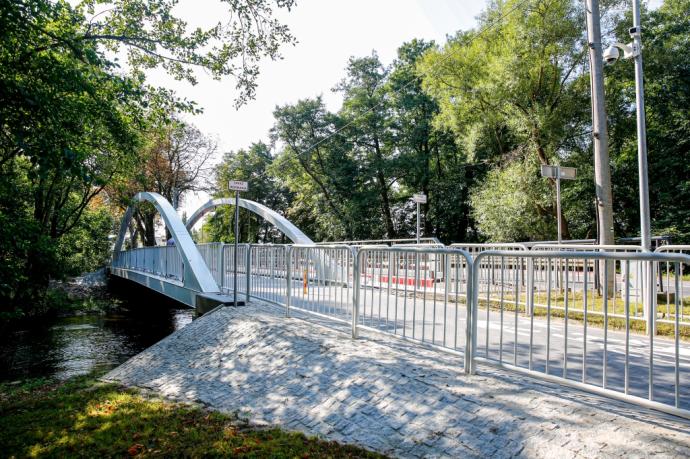 Kładka rowerowa nad rzeką Redą wzdłuż ul. Ofiar Piaśnicy służy mieszkańcom i turystom