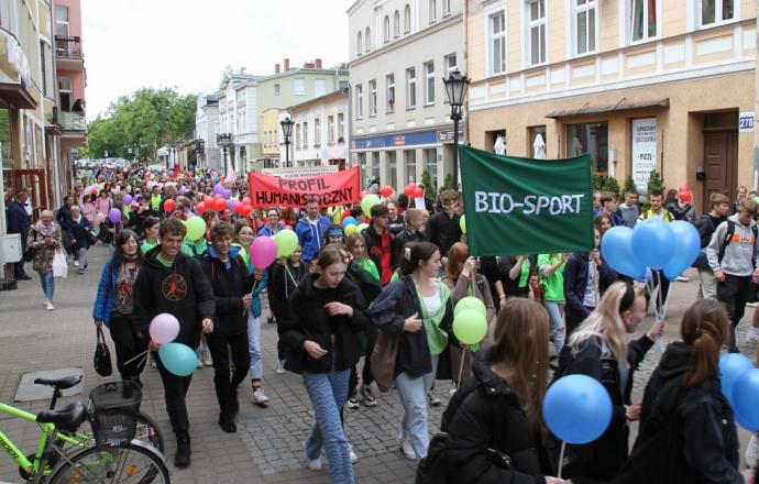 Młodzież z samochodówki paradą uczciła święto miasta