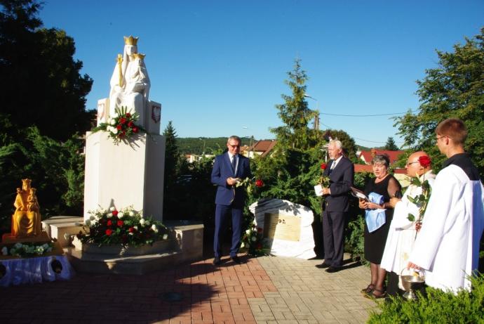 Tablica pamiątkowa z okazji 80-lecia figury Matki Bożej na Śmiechowie 