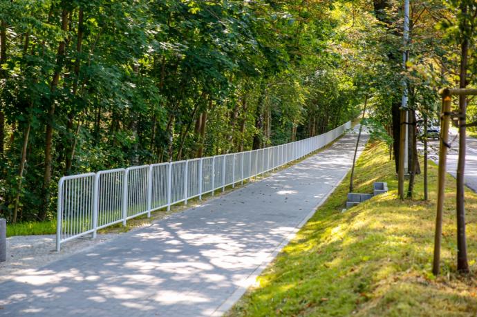 Kładka rowerowa nad rzeką Redą wzdłuż ul. Ofiar Piaśnicy służy mieszkańcom i turystom