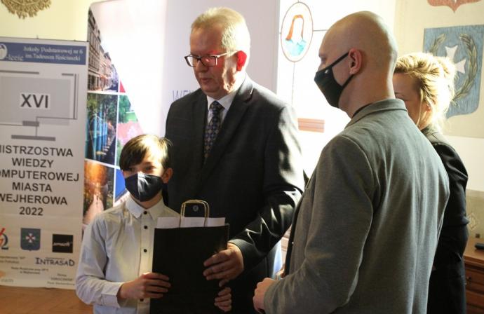 Szkolni mistrzowie wiedzy komputerowej uhonorowani