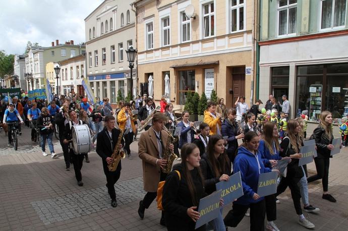Młodzież z samochodówki paradą uczciła święto miasta