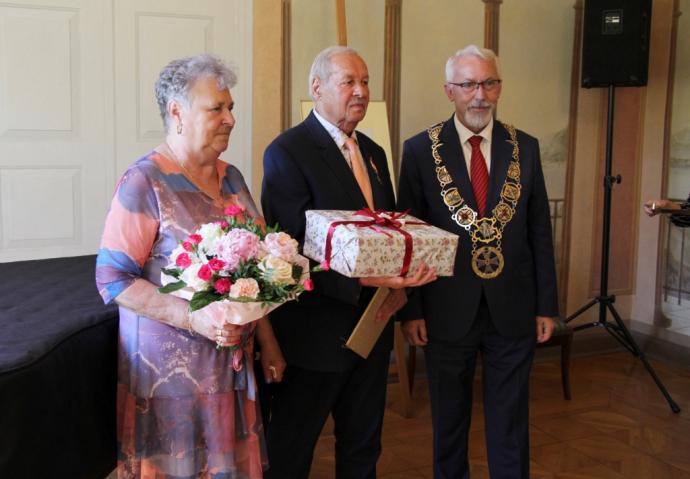 Małżonkowie jubilaci uhonorowani medalami w pałacu