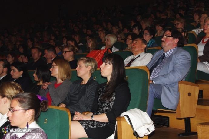 Uznanie i kwiaty dla nauczycieli