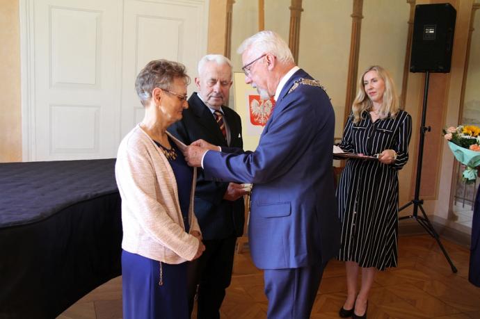 Małżonkowie jubilaci uhonorowani medalami w pałacu