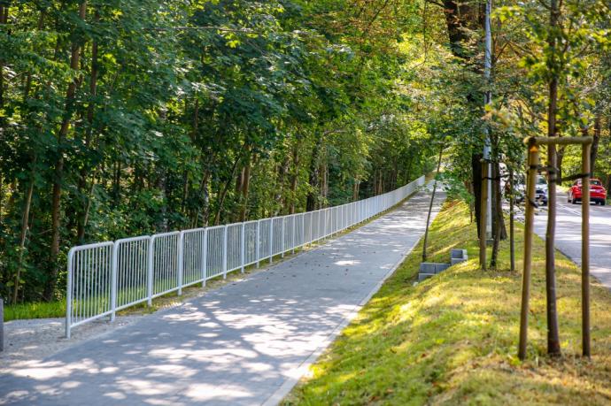 Kładka rowerowa nad rzeką Redą wzdłuż ul. Ofiar Piaśnicy służy mieszkańcom i turystom