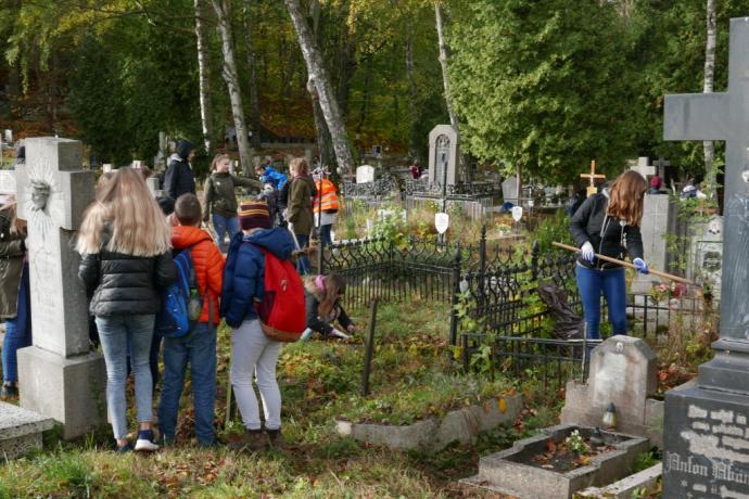 Trwa akcja „Nie pozwól pamięci zarastać trawą”