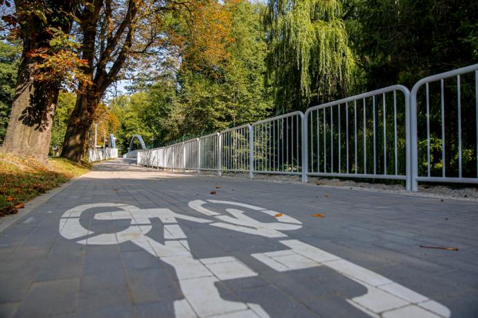 Kładka rowerowa nad rzeką Redą wzdłuż ul. Ofiar Piaśnicy służy mieszkańcom i turystom