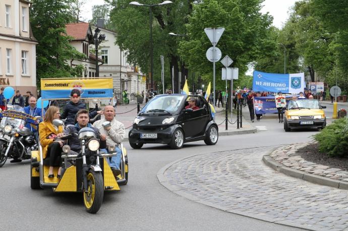 Młodzież z samochodówki paradą uczciła święto miasta