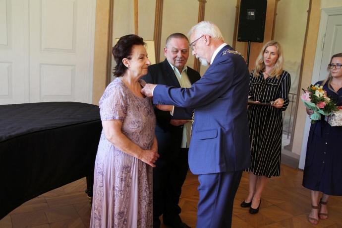 Małżonkowie jubilaci uhonorowani medalami w pałacu