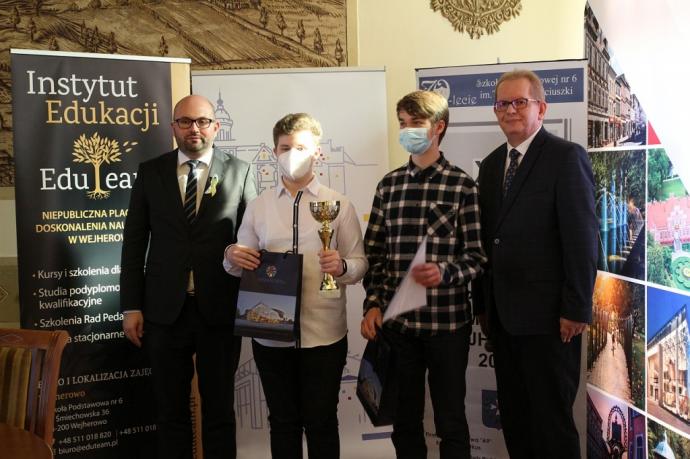 Szkolni mistrzowie wiedzy komputerowej uhonorowani