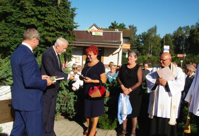Tablica pamiątkowa z okazji 80-lecia figury Matki Bożej na Śmiechowie 