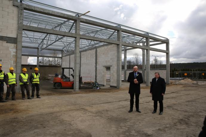 Na budynku wejherowskiej hali MZK zawisła wiecha 