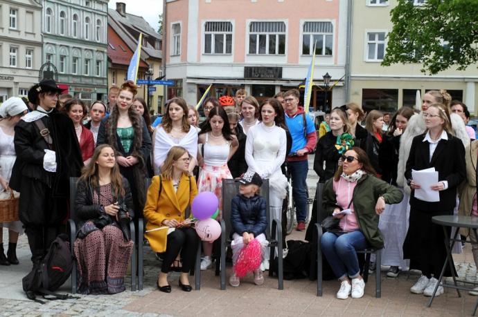 Młodzież z samochodówki paradą uczciła święto miasta