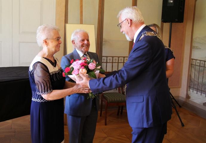 Małżonkowie jubilaci uhonorowani medalami w pałacu