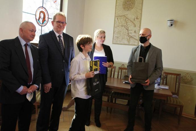 Szkolni mistrzowie wiedzy komputerowej uhonorowani
