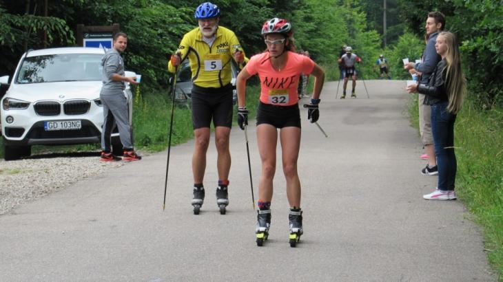 Na nartorolkach sportowo i charytatywnie
