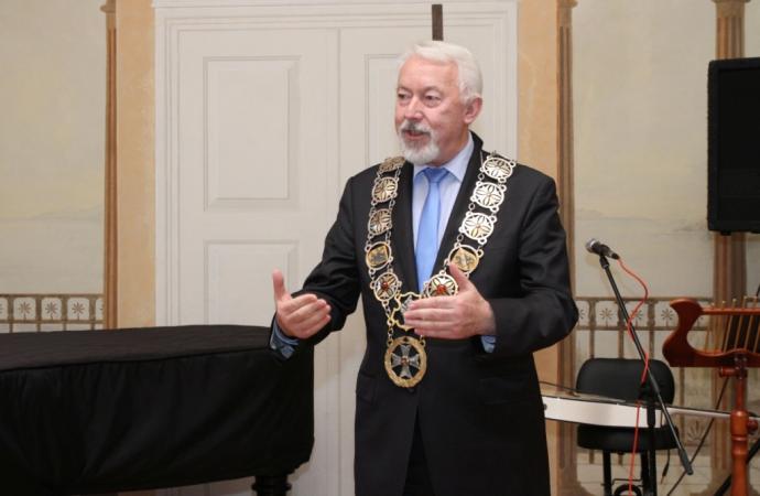 Medale dla par o długoletnim stażu małżeńskim 