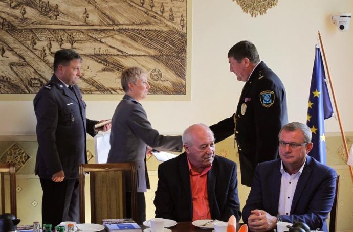 Gratulacje dla strażników miejskich 