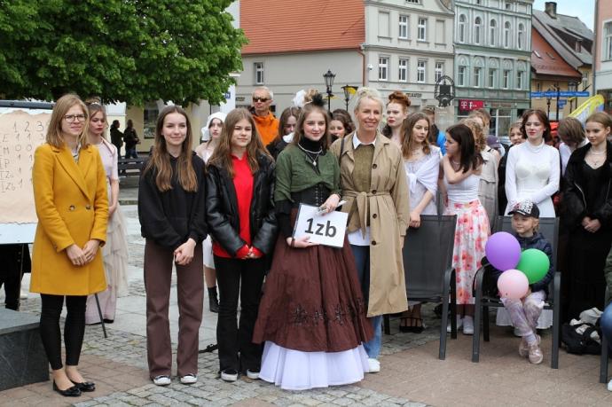 Młodzież z samochodówki paradą uczciła święto miasta