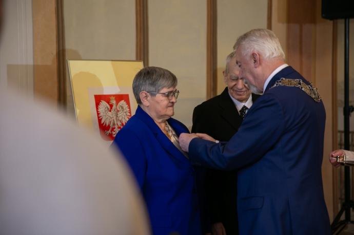 Medale dla szczęśliwych jubilatów 