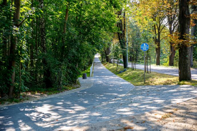 Kładka rowerowa nad rzeką Redą wzdłuż ul. Ofiar Piaśnicy służy mieszkańcom i turystom