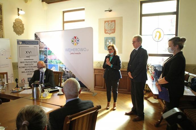 Szkolni mistrzowie wiedzy komputerowej uhonorowani