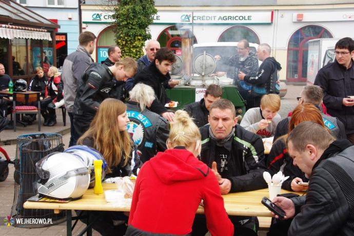 Motocykliści pomogli dzieciom