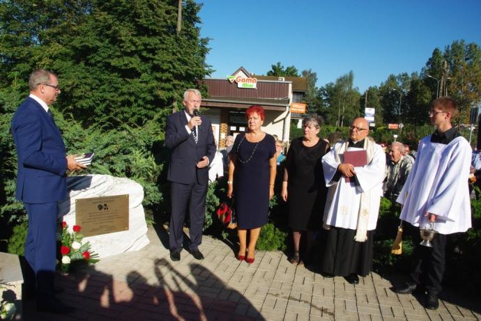 Tablica pamiątkowa z okazji 80-lecia figury Matki Bożej na Śmiechowie 