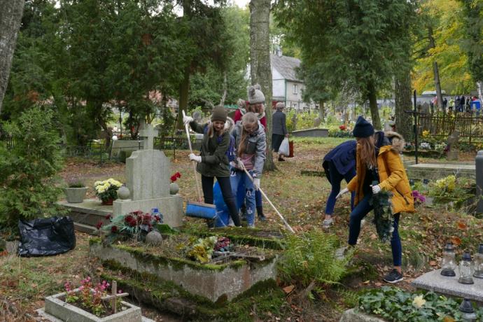Trwa akcja „Nie pozwól pamięci zarastać trawą”