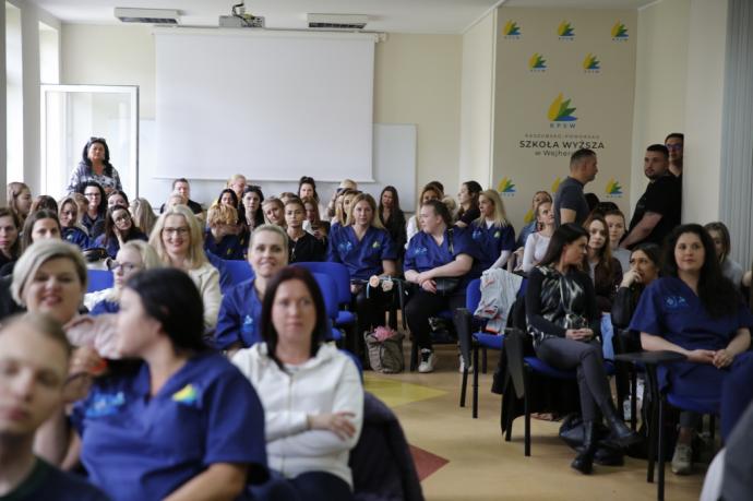 Studenci pielęgniarstwa odebrali swoje pierwsze uniformy 