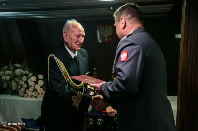 Medal Miasta Wejherowa dla Aleksandra Pawelca z okazji setnej rocznicy urodzin 
