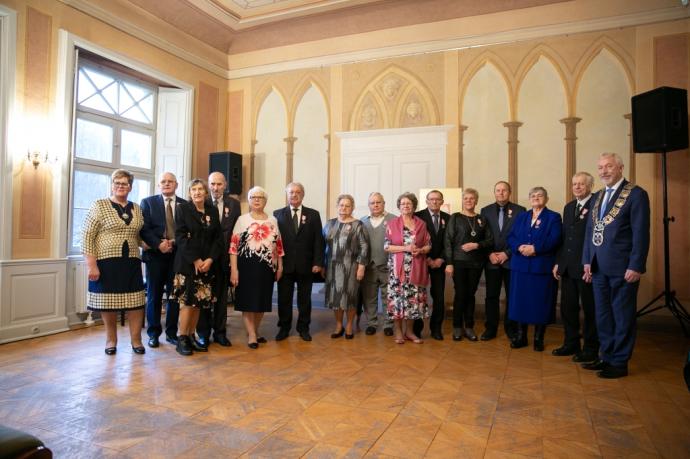 Medale dla szczęśliwych jubilatów 