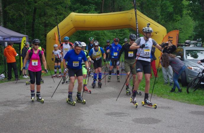Na nartorolkach sportowo i charytatywnie