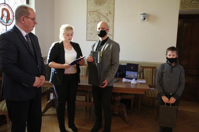 Szkolni mistrzowie wiedzy komputerowej uhonorowani