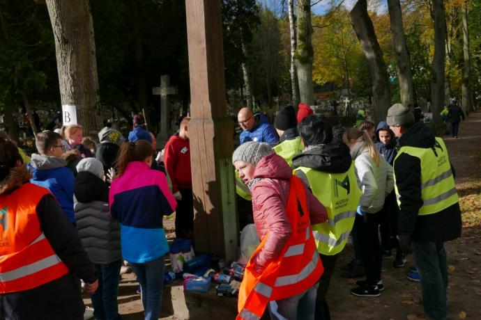 Trwa akcja „Nie pozwól pamięci zarastać trawą”