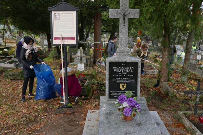 Trwa akcja „Nie pozwól pamięci zarastać trawą”