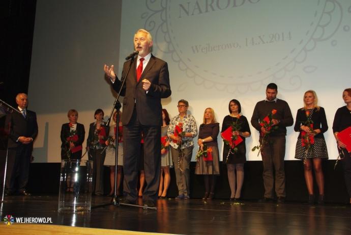 Uznanie i kwiaty dla nauczycieli