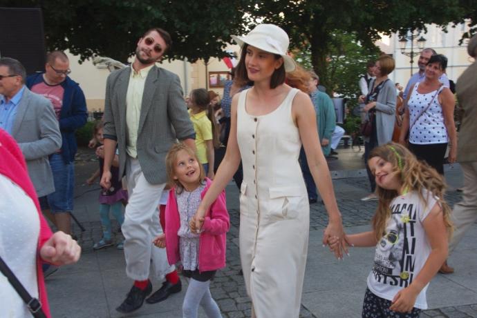 Taneczna zabawa z Teatrem „Pijana Sypialnia”