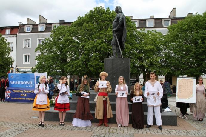 Młodzież z samochodówki paradą uczciła święto miasta